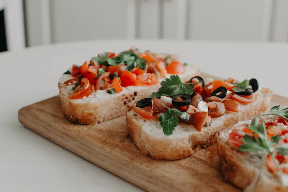 Bruschetta de Brie com Mel e Nozes